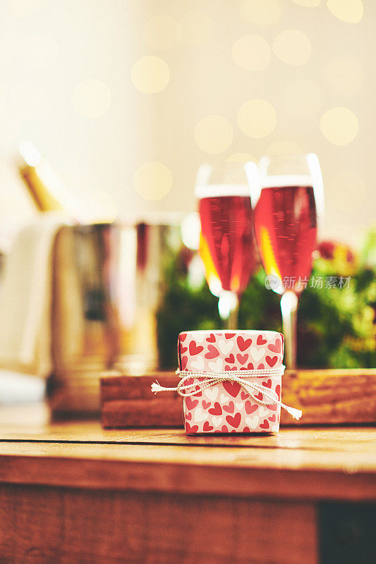 粉色香槟和情人节礼物