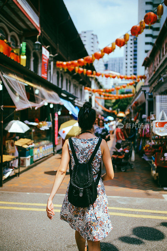 年轻的独自旅行者在新加坡街头市场