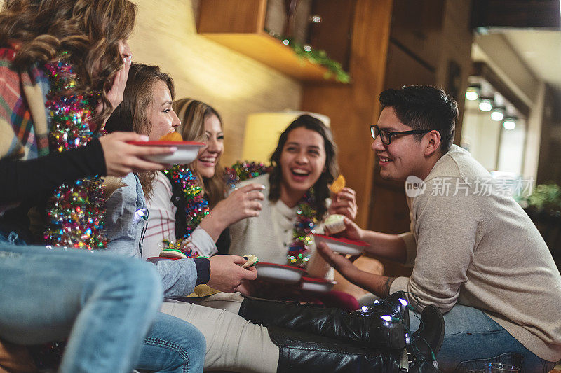 Z一代西班牙裔和混血儿圣诞派对节日季庆祝活动