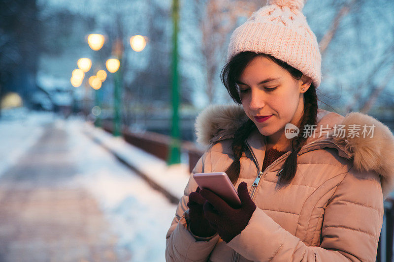 女人使用电话