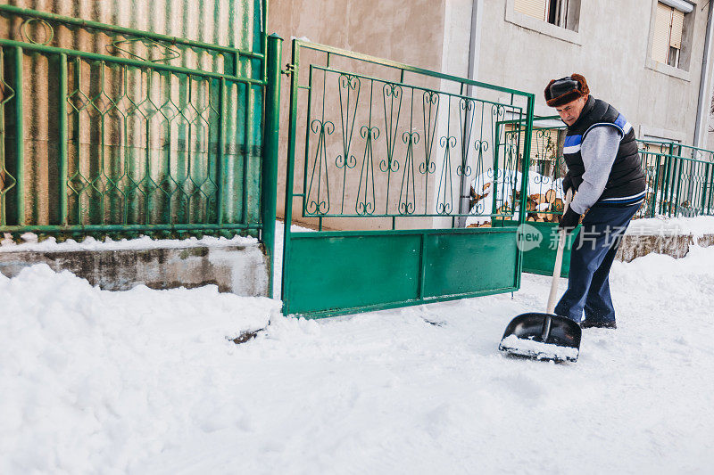 人清理积雪