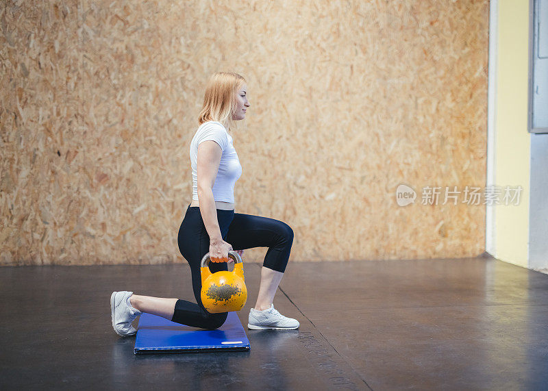 锻炼与kettlebell