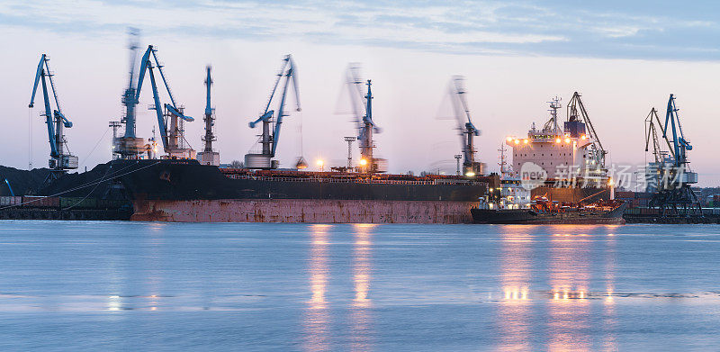 拉脱维亚多加瓦河附近的里加港，一艘大型货船