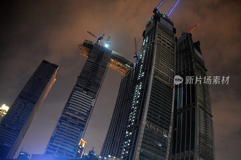 中国重庆朝天门塔的夜景