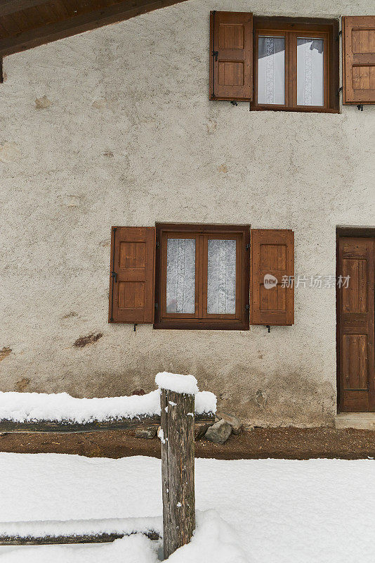 雪中的意大利小屋