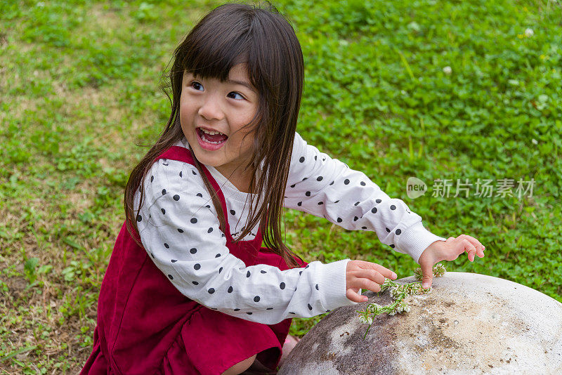 妈妈和小女孩在公园里玩