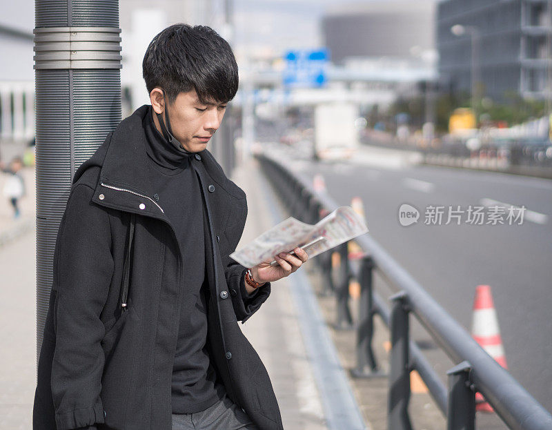 年轻的亚洲男子和日本朋友寻找旅游地点使用手机和花时间在亚洲旅行