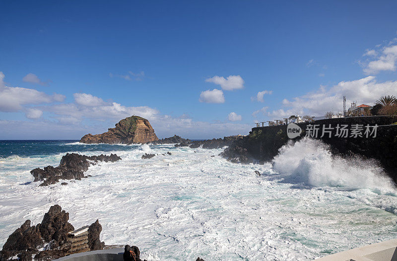 在多岩石的海岸上击碎波浪