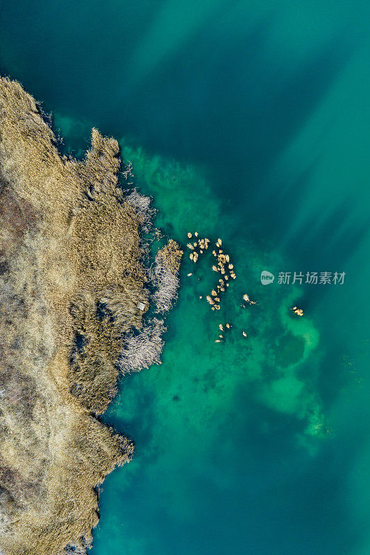 从空中俯瞰封闭的采石场湖