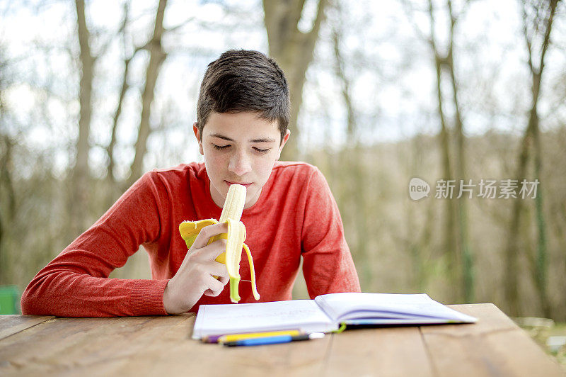 一个在城市公园里学习的少年