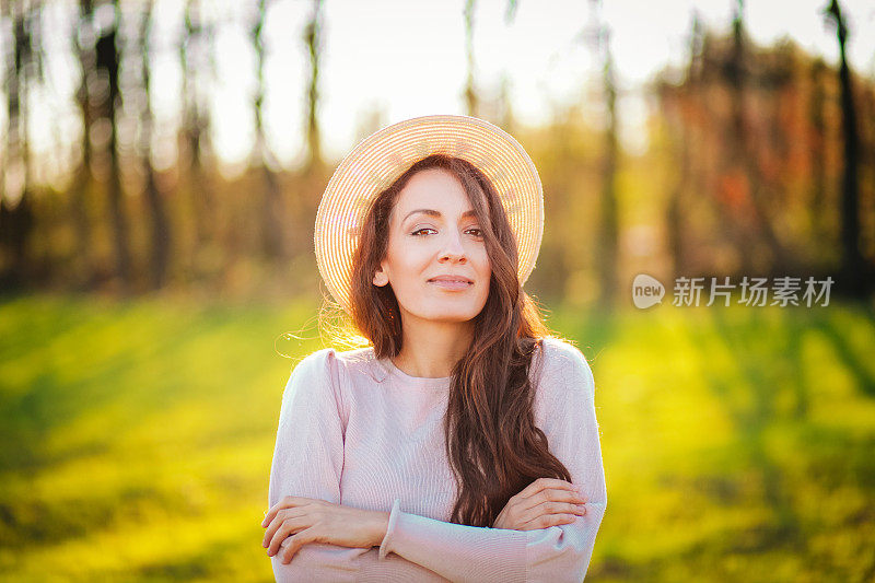 春天在户外呼吸新鲜空气的女人