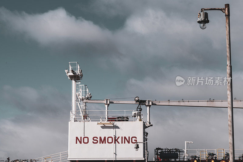 一艘载油货船上的“禁止吸烟”安全警告