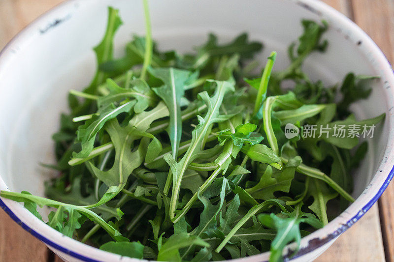 新鲜芝麻菜叶在锅中，特写