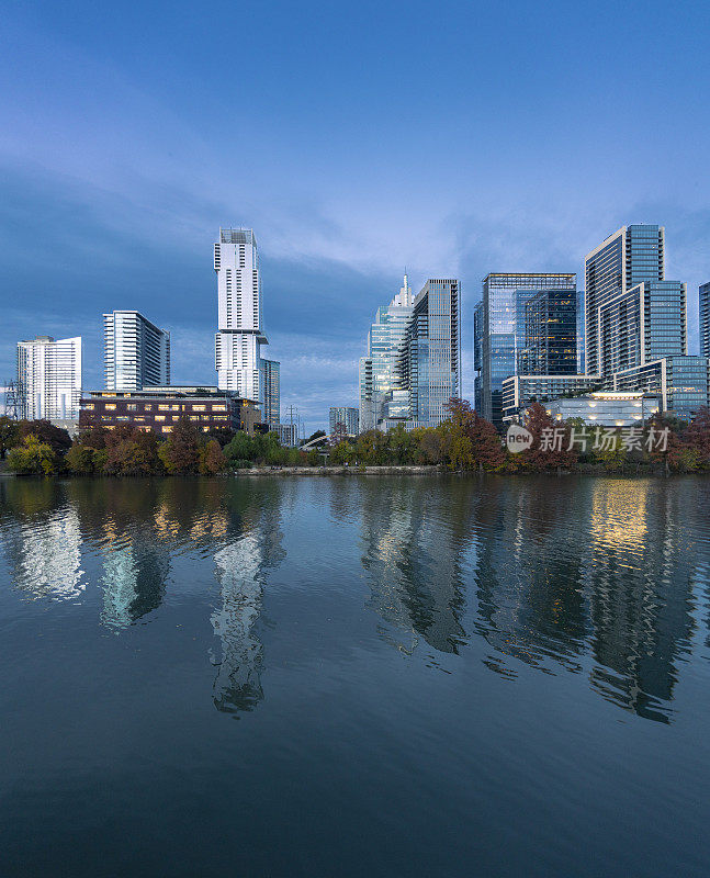 奥斯汀市中心的夜景，德克萨斯州，美国