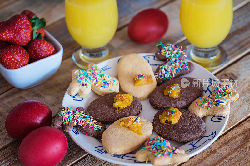 复活节兔子和鸡蛋形状的饼干特写