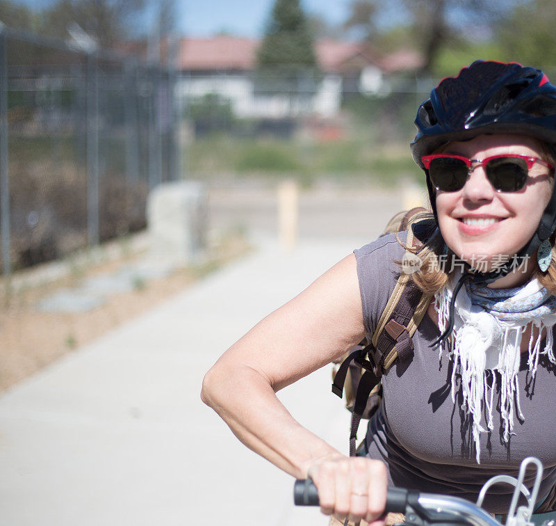 活跃的老年妇女骑自行车与头盔，特写