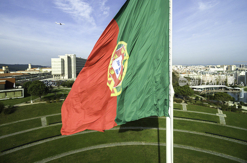 葡萄牙里斯本爱德华七世公园上的葡萄牙国旗