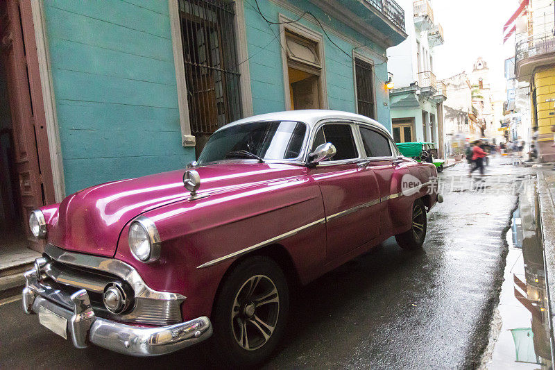 古巴街头行驶的复古车辆