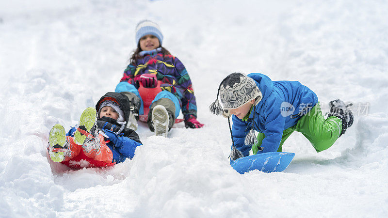 孩子们在雪上滑行