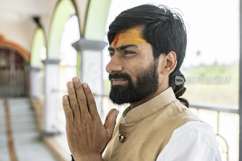 印度教祭司在寺庙祈祷的特写