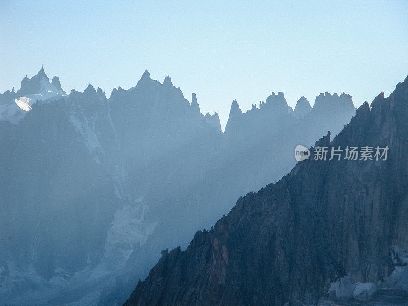 陡峭的山边。雄伟的瑞士阿尔卑斯山