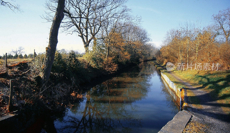 湖、河、水渠风景优美，英国拍摄