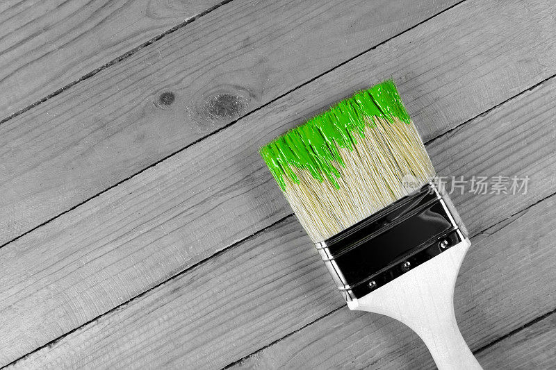 用绿色油漆刷在木板的背景上