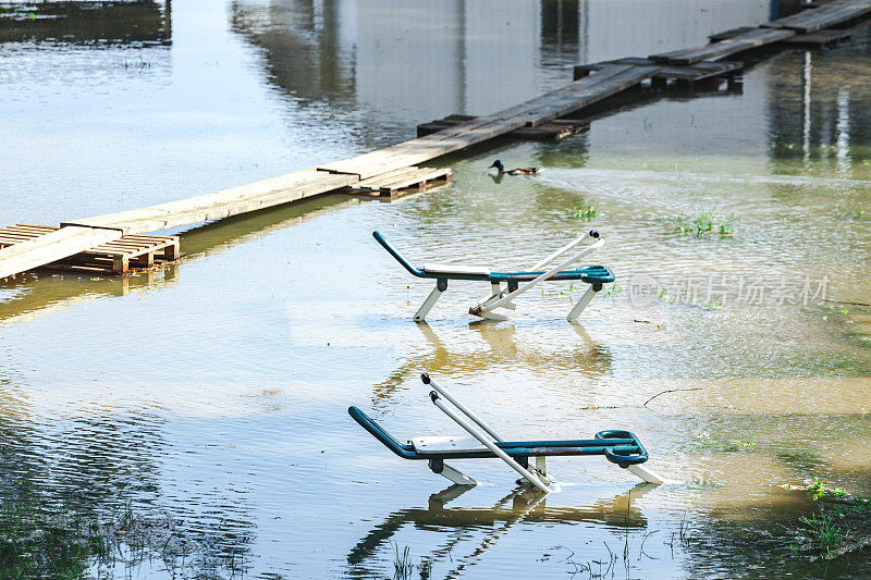 塞尔维亚的多瑙河和萨瓦河，城市的春汛，公园的运动器材被洪水淹没
