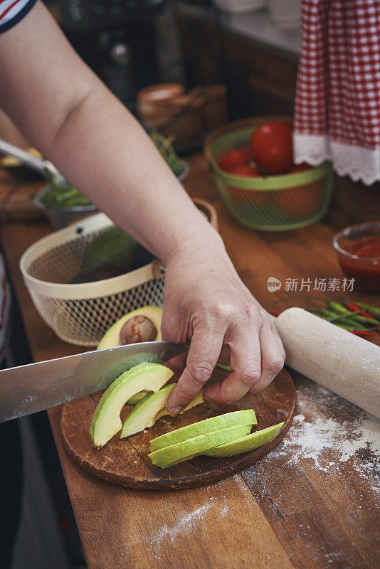 准备牛油果素食披萨配白干酪和辣椒