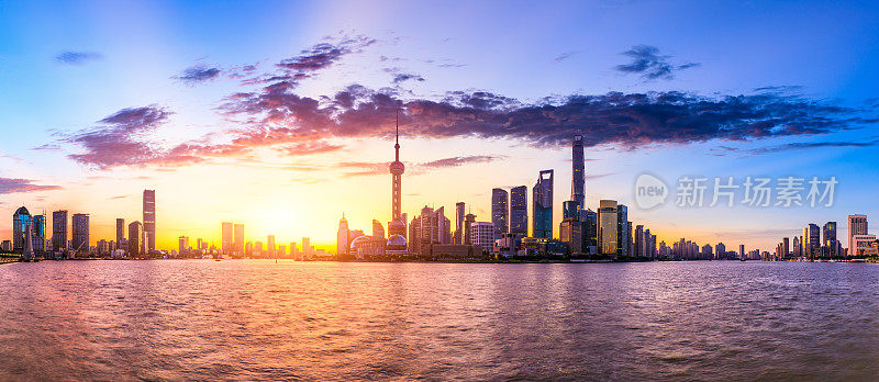 上海日出的城市景观和天际线