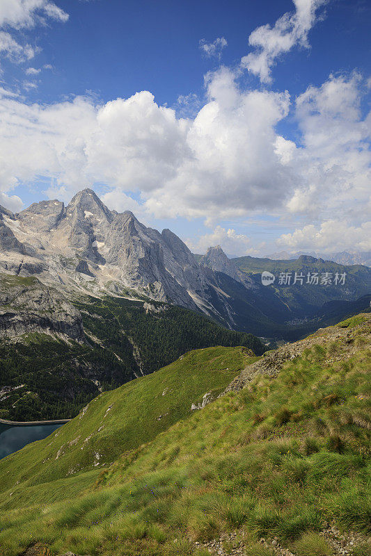 夏天的风景。从意大利北部Dolomites的Fedaia山口到Pordoi山口的休息点，可以看到美丽的Fedaia湖和马尔莫拉达山。