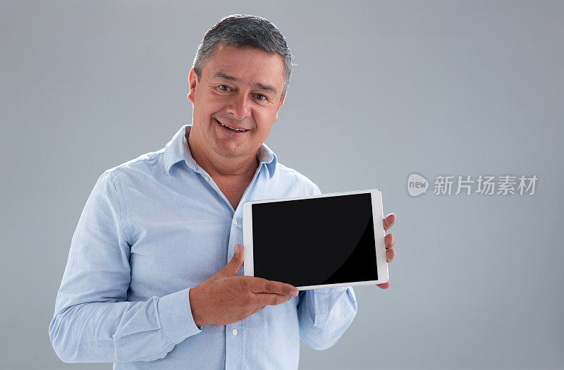 手持数码平板电脑的男子正在显示屏幕