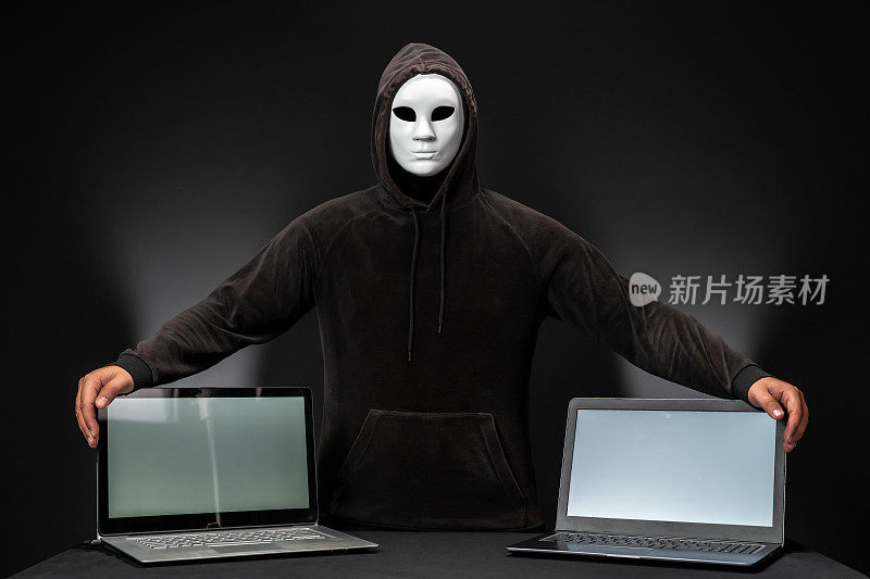 电脑黑客有两台打开的笔记本电脑