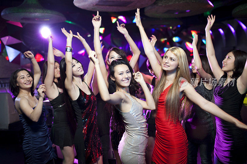 时尚年轻人在酒吧跳舞