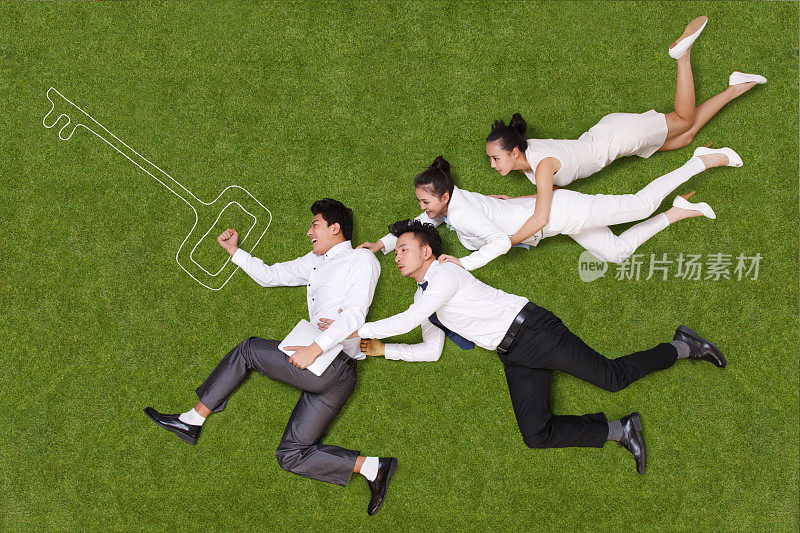 青年人躺在草地上嬉戏