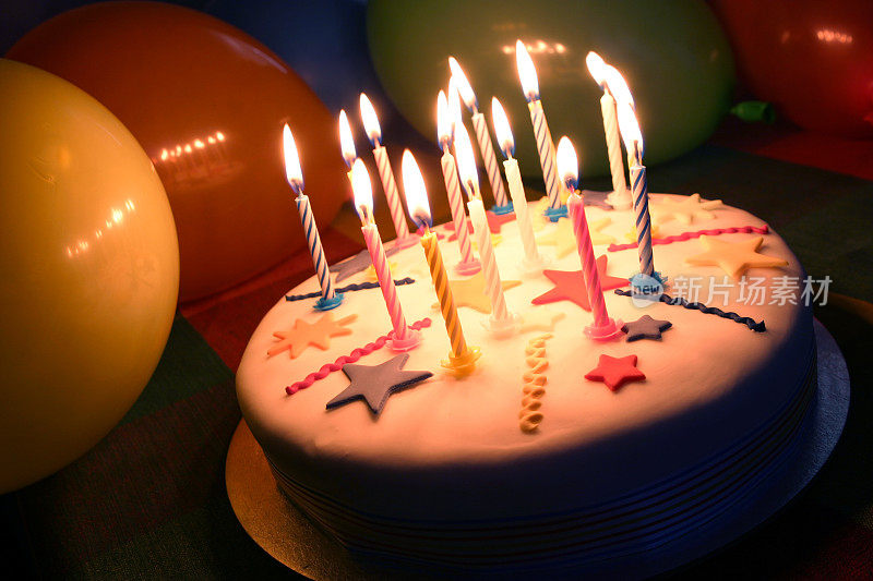 有蜡烛和气球的生日蛋糕