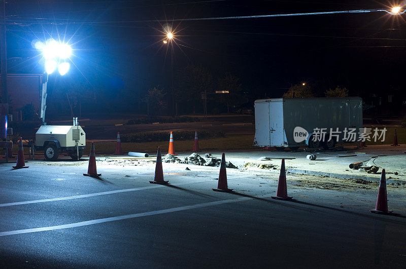 夜间道路施工-用锥形交通阻塞