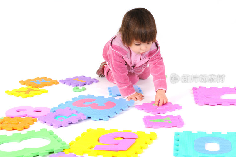 婴儿在玩拼图游戏