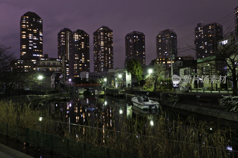 东京夜晚霓虹灯公寓摩天大楼耸立在安静的日本码头