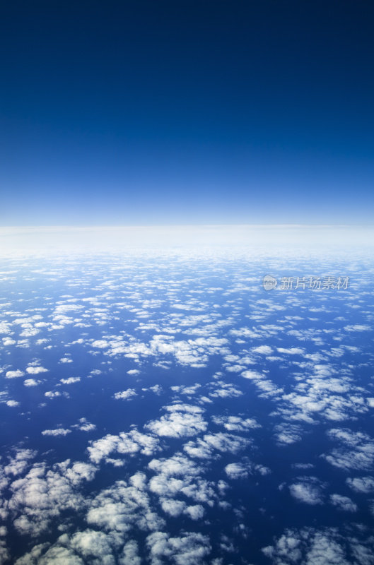 从高空观测地球和大气层。