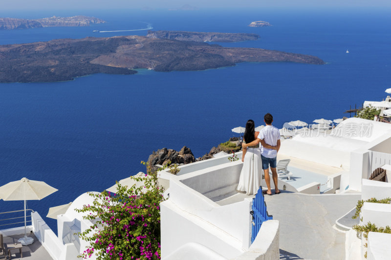 一对浪漫的情侣在希腊岛上