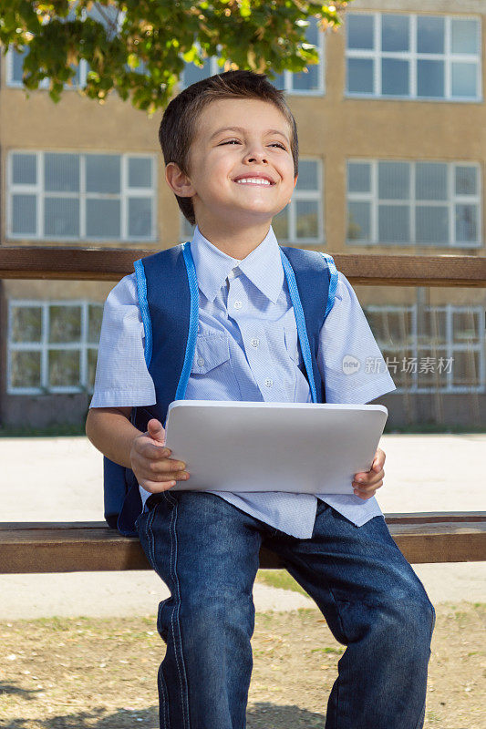 一个第一天上学就用平板电脑的小男孩