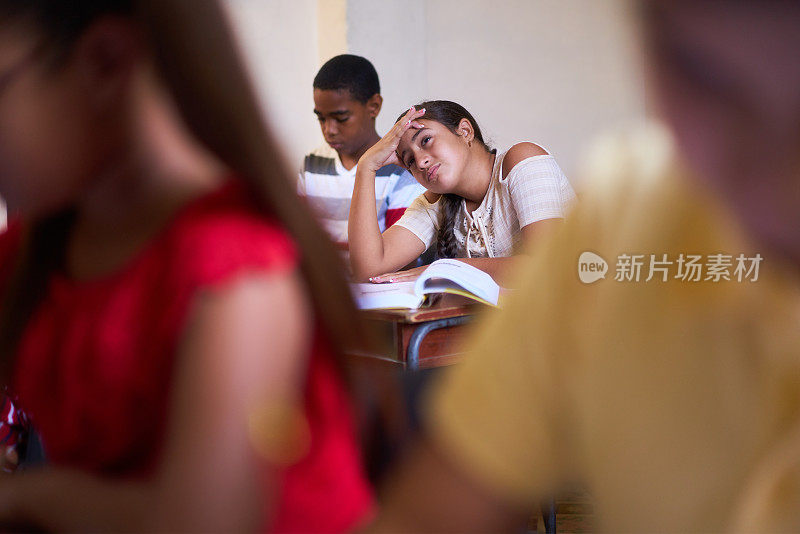 头痛为生病的压力学生女孩在课堂上在学校