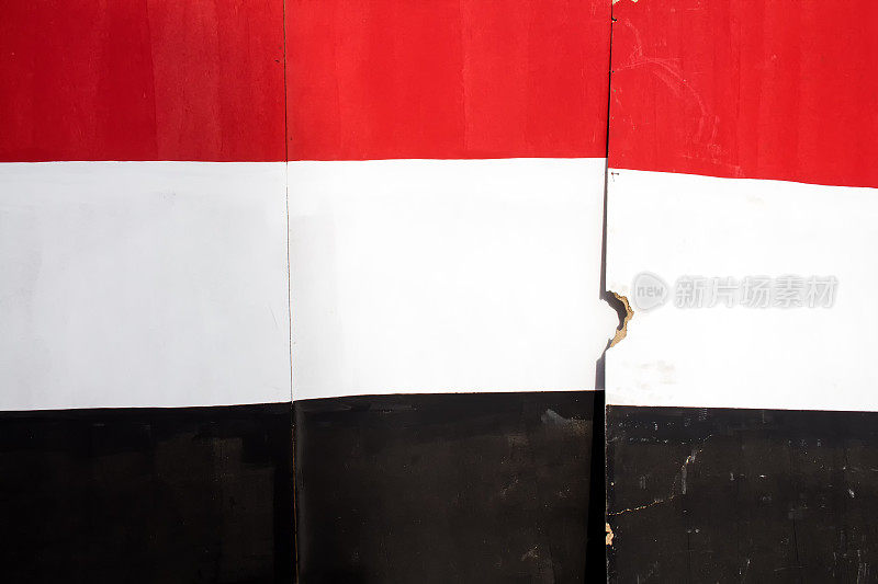 带埃及国旗的栅栏