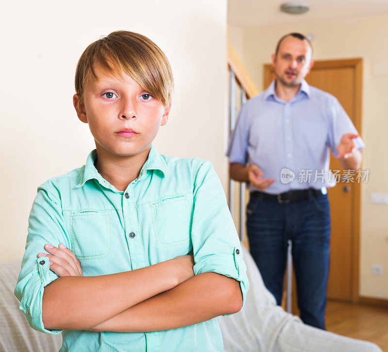父亲和十几岁的儿子吵架了
