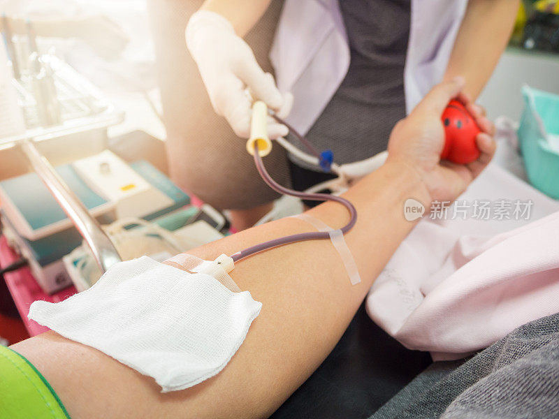 在医院接受献血者血液的护士。