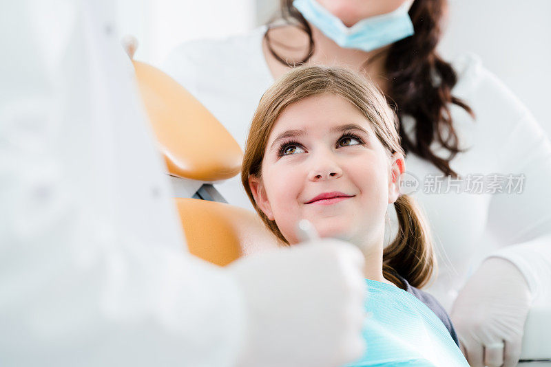 牙科医生正在给孩子做手术