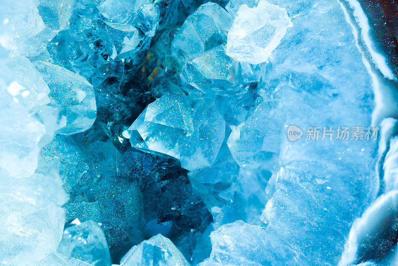 横截面切片细节宏的一个海蓝宝石颜色的晶圆。美丽的天然水晶宝石。极端近距离微距拍摄。