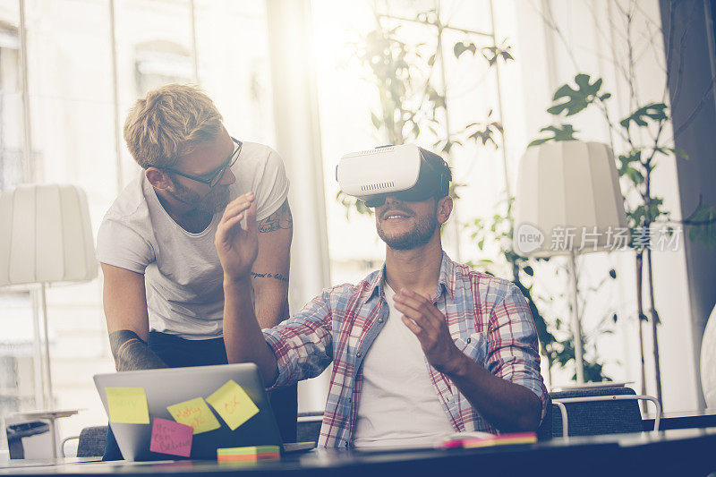 企业家与同事一起测试虚拟现实技术