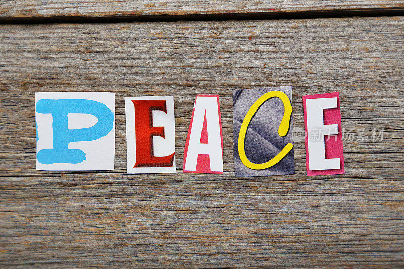 “和平”这个词从杂志信件中剪出来